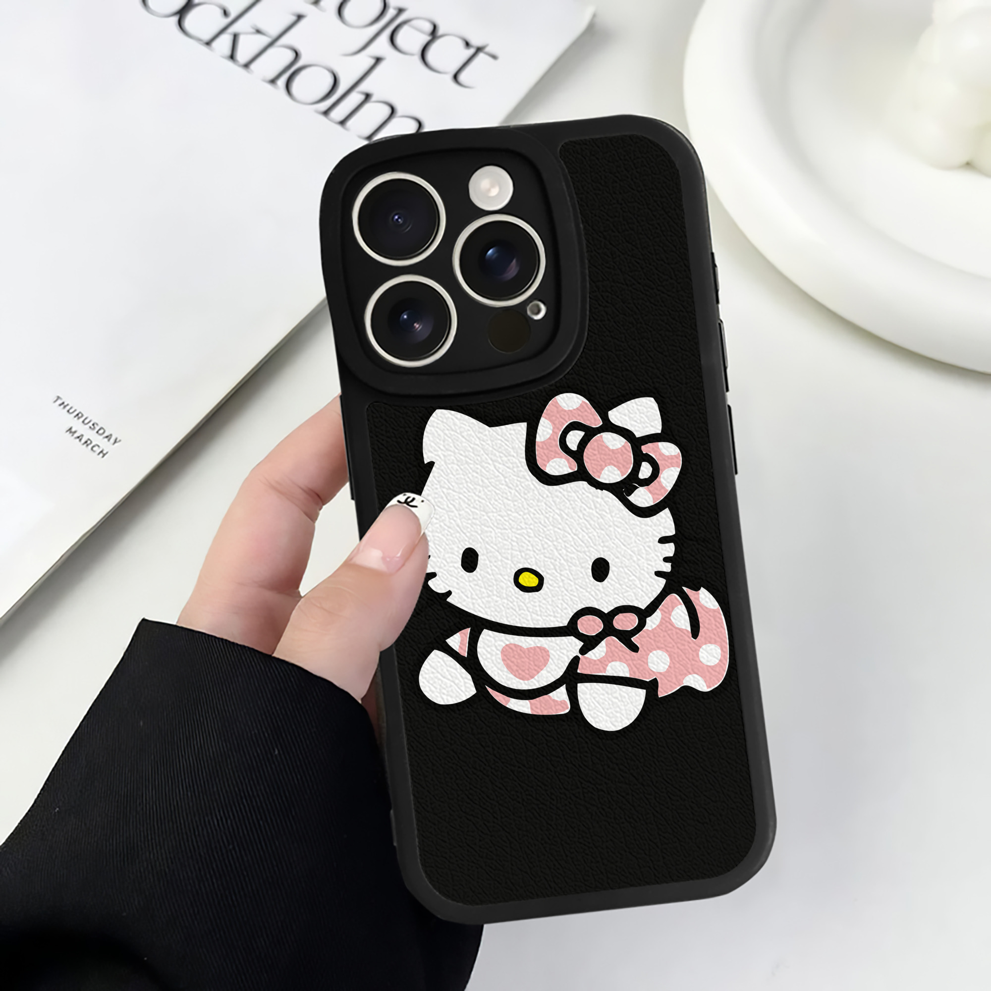 （画像用） Hello Kitty ハローキティ 【iPhone 16シリーズ対応】シリコンスマホケース（レザー調） 材質：シリコン